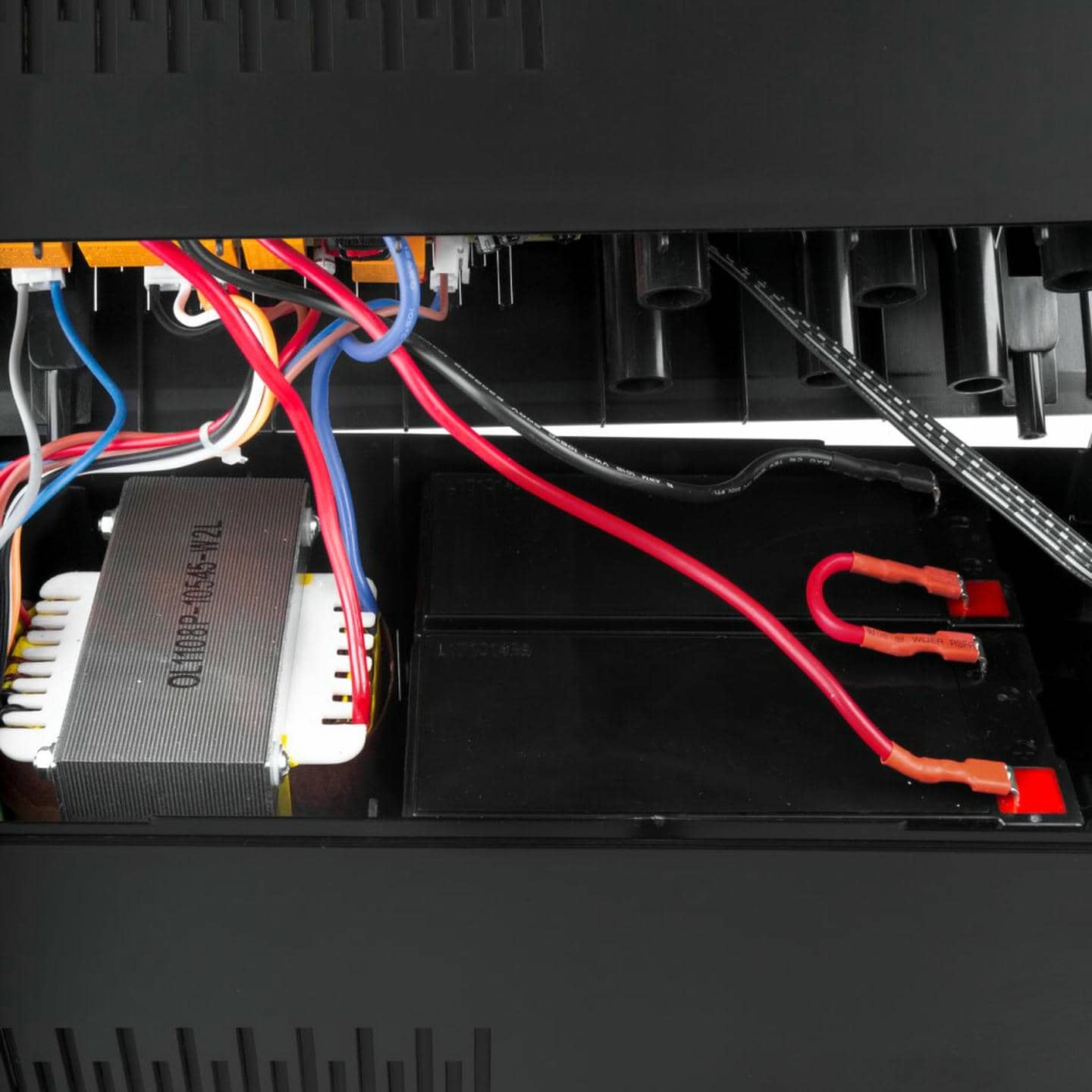 Источник бесперебойного питания (ИБП) с правильной синусоидой 0,8 кВт Logic Power LPM-U1100VA-P (770Вт)