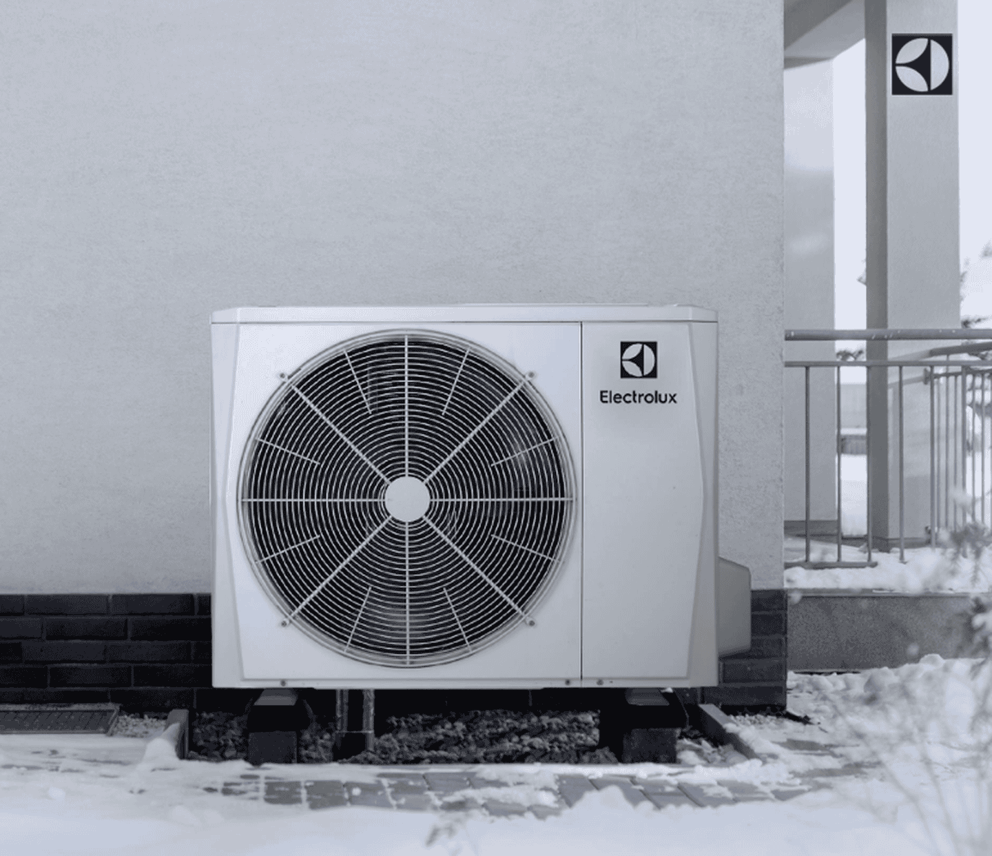 Інверторний тепловий насос Electrolux EMHP-10V/N8 EEC+EHB-100/N8 EEC до -25°/+43°С, спліт-система 10 кВт, до 100 м², 220В